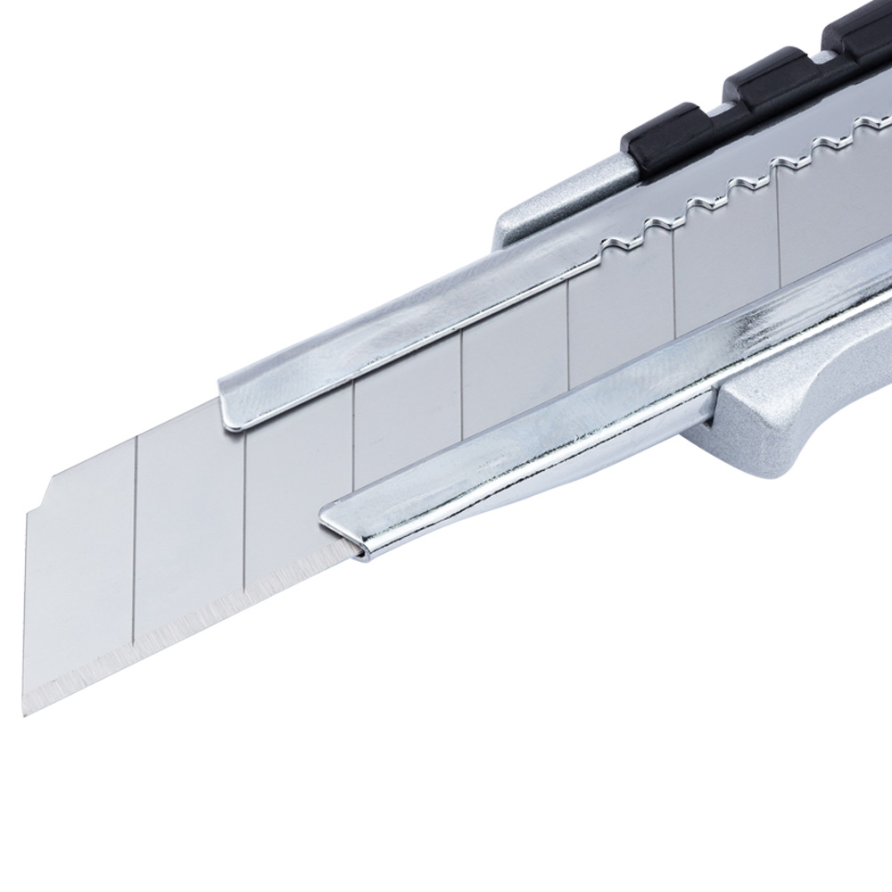 Нож строительный (корпус метал/резина) лезвие 18мм автоматический замок SIGMA (8211041) - фото №4 - мал.